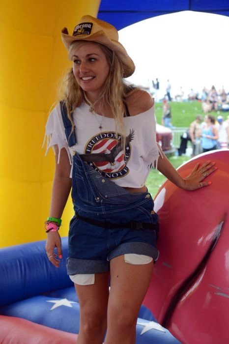 Дівчата розважаються на музичному фестивалі (50 фото) – фото 39