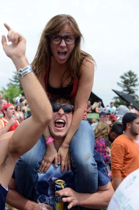 Дівчата розважаються на музичному фестивалі (50 фото) – фото 44