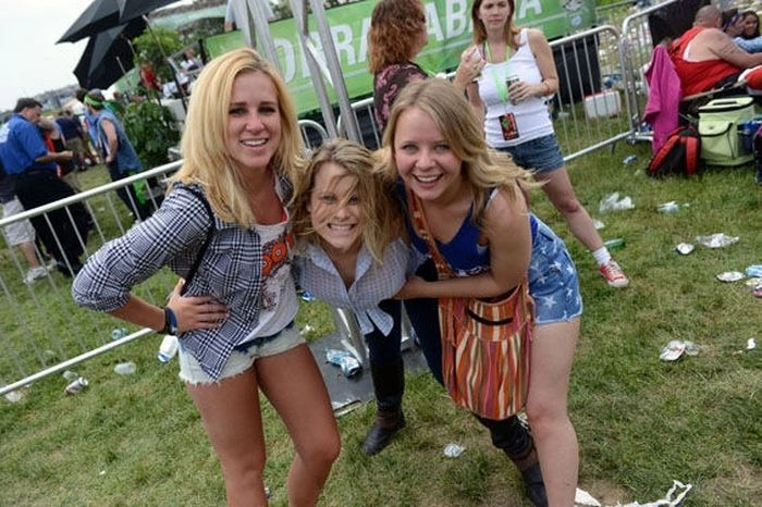 Дівчата розважаються на музичному фестивалі (50 фото) – фото 47