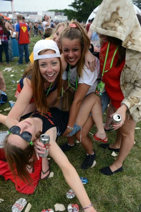Дівчата розважаються на музичному фестивалі (50 фото) – фото 48