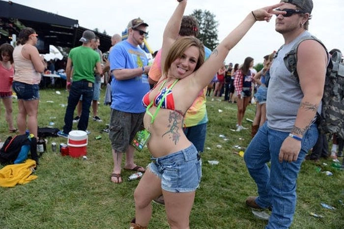 Дівчата розважаються на музичному фестивалі (50 фото) – фото 50
