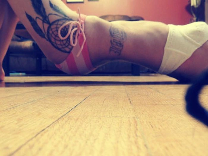 Дівчата позують для фото в незручних позах (38 фото) – фото 4