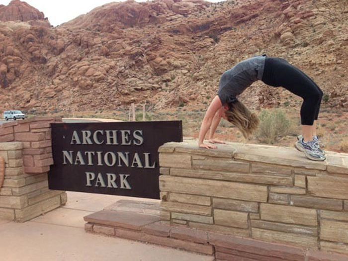 Дівчата позують для фото в незручних позах (38 фото) – фото 13