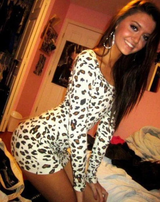 Дівчата позують для фото в незручних позах (38 фото) – фото 20