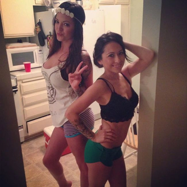 Дівчата позують для фото в незручних позах (38 фото) – фото 27