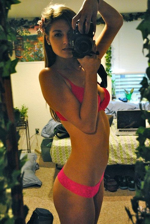 Дівчата позують для фото в незручних позах (38 фото) – фото 32