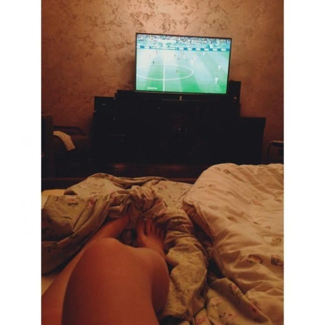 Стрункі ніжки футбольних фанаток (23 фото) – фото 1