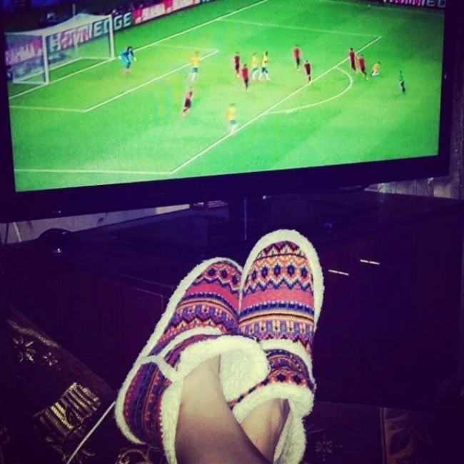 Стрункі ніжки футбольних фанаток (23 фото) – фото 2