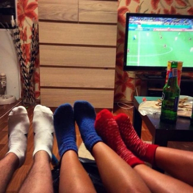 Стрункі ніжки футбольних фанаток (23 фото) – фото 5