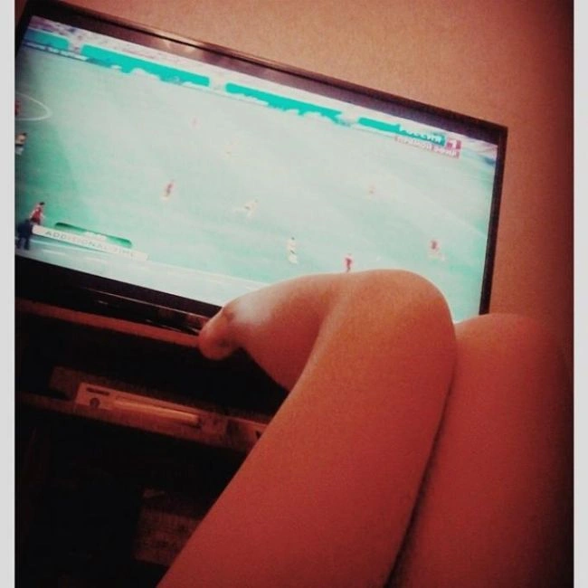 Стрункі ніжки футбольних фанаток (23 фото) – фото 6