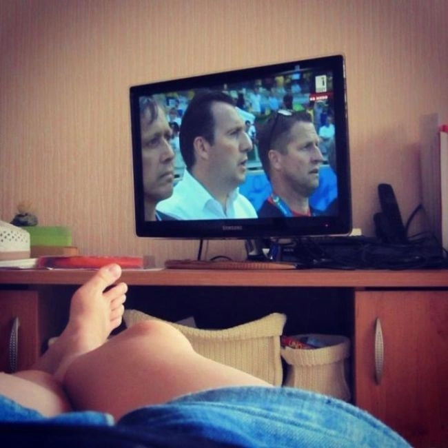 Стрункі ніжки футбольних фанаток (23 фото) – фото 8