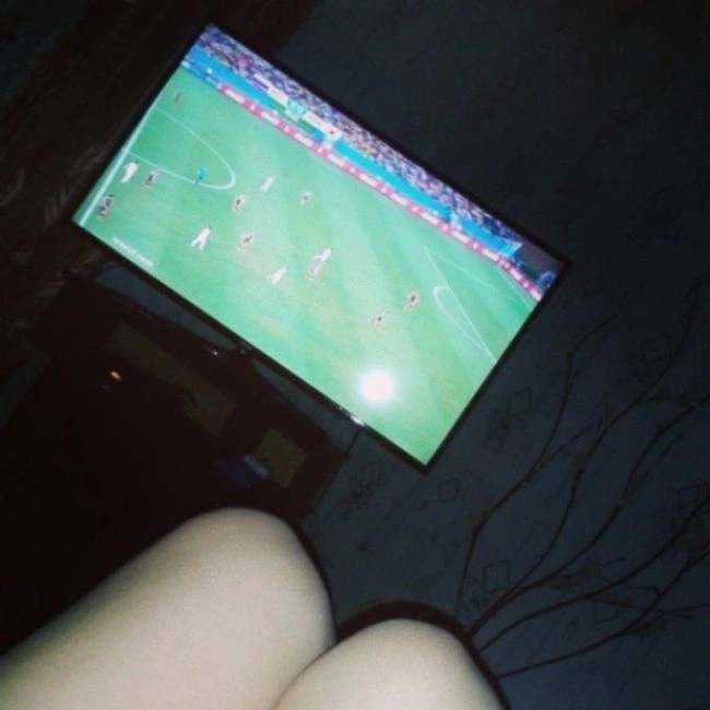 Стрункі ніжки футбольних фанаток (23 фото) – фото 9