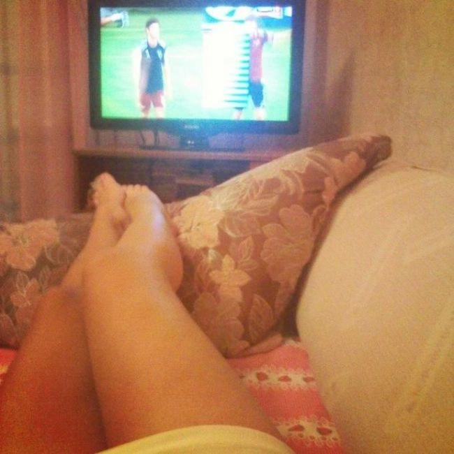 Стрункі ніжки футбольних фанаток (23 фото) – фото 10