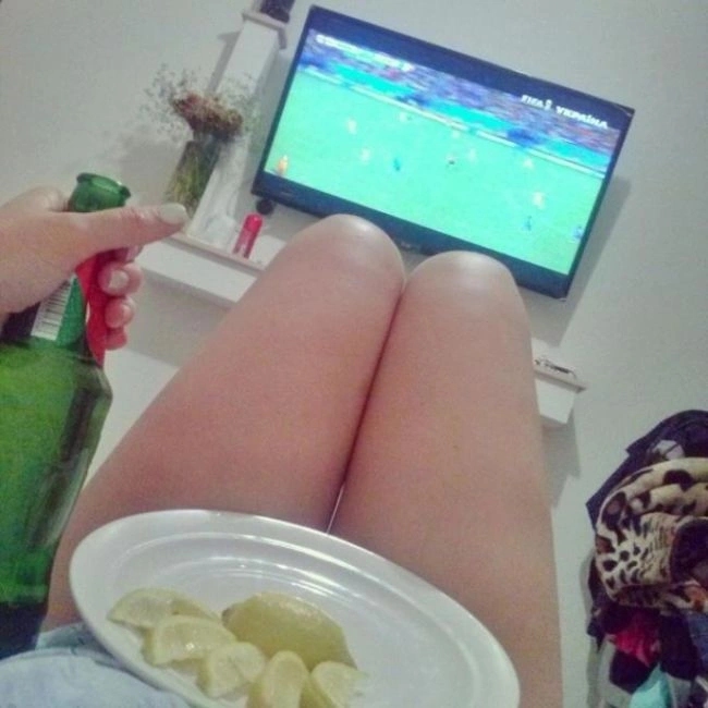 Стрункі ніжки футбольних фанаток (23 фото) – фото 11