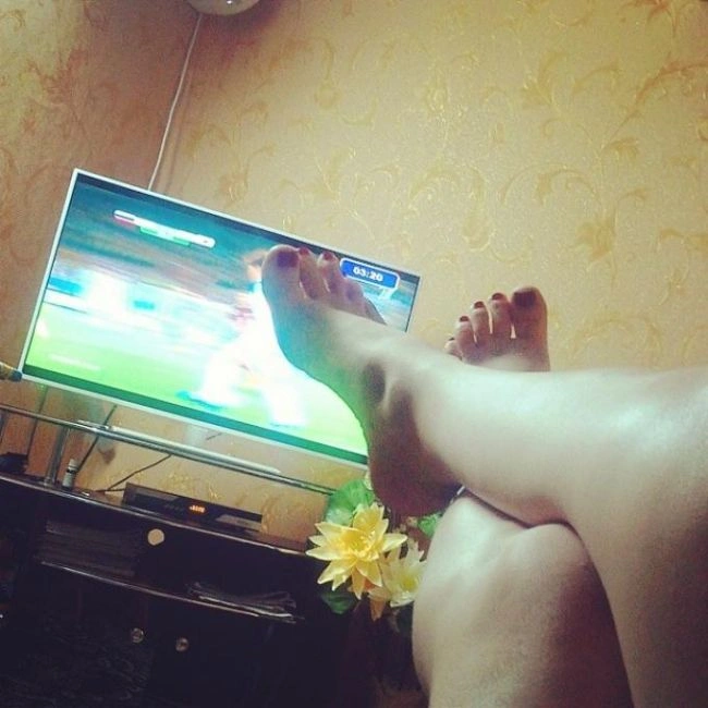 Стрункі ніжки футбольних фанаток (23 фото) – фото 12