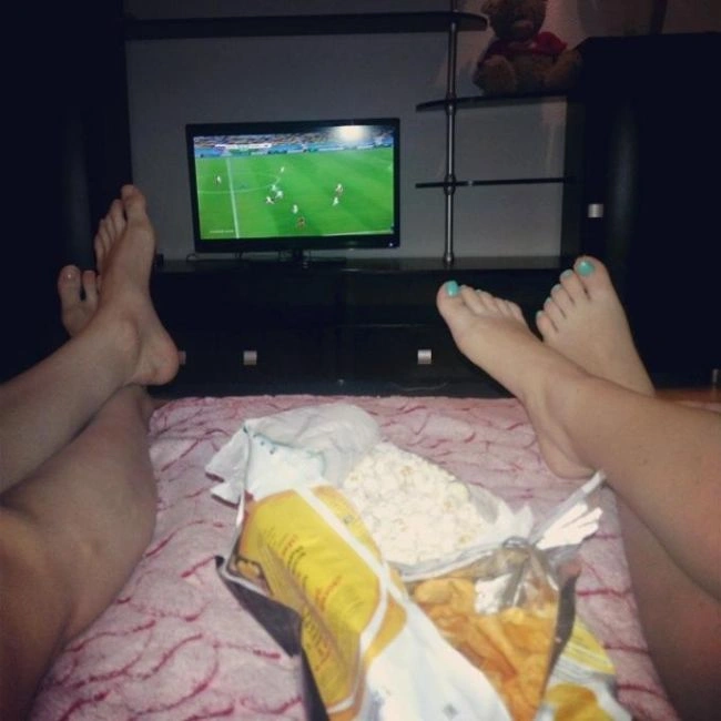 Стрункі ніжки футбольних фанаток (23 фото) – фото 15