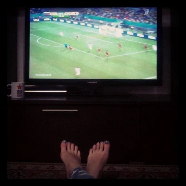 Стрункі ніжки футбольних фанаток (23 фото) – фото 17