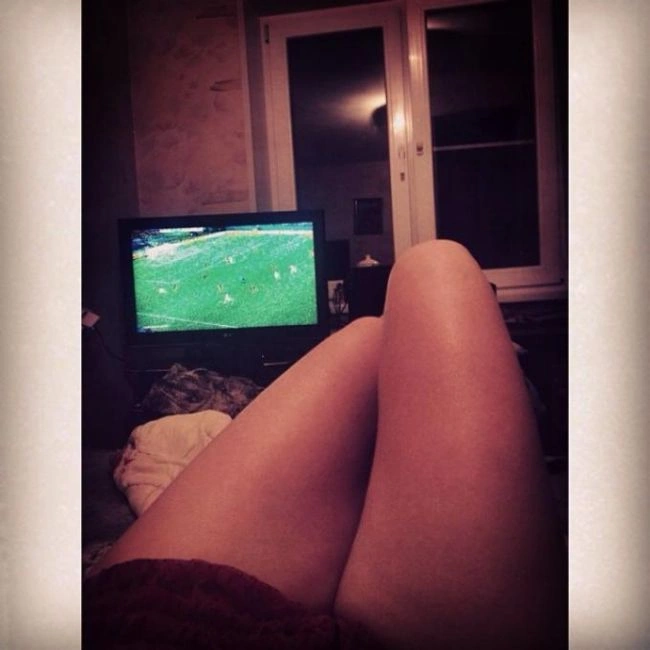 Стрункі ніжки футбольних фанаток (23 фото) – фото 19