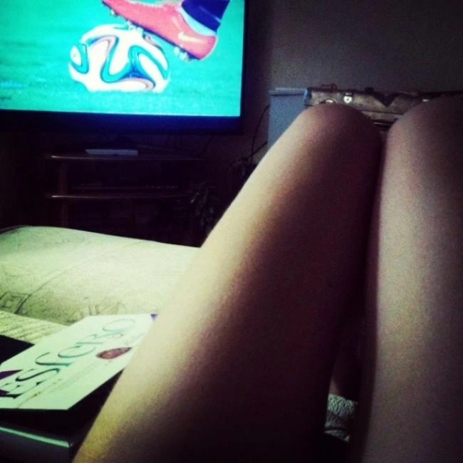 Стрункі ніжки футбольних фанаток (23 фото) – фото 22