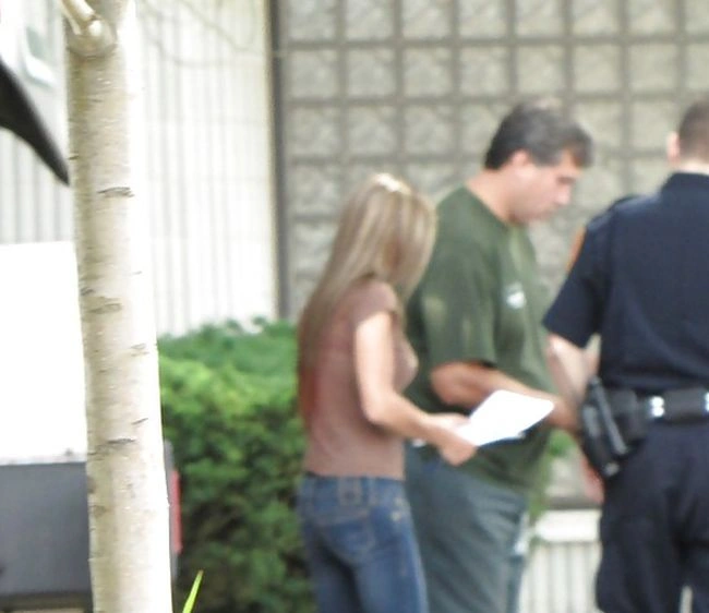 Мила дівчина оцінює збитки від аварії (11 фото) – фото 1