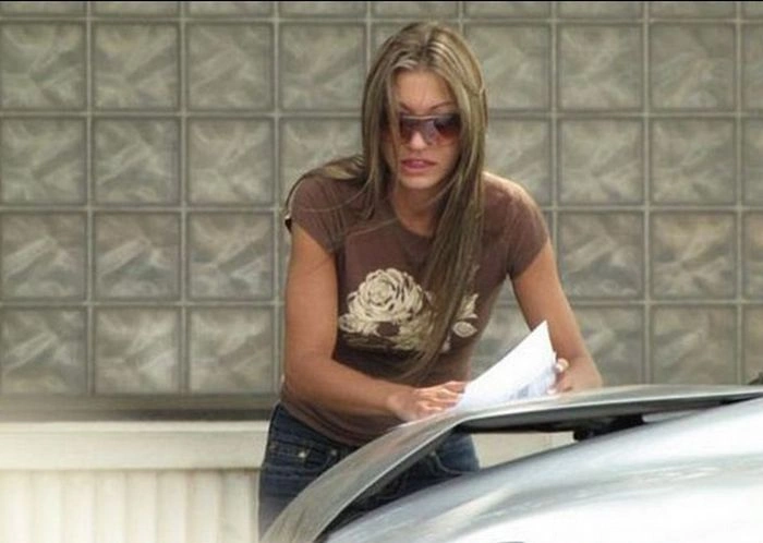 Мила дівчина оцінює збитки від аварії (11 фото) – фото 11