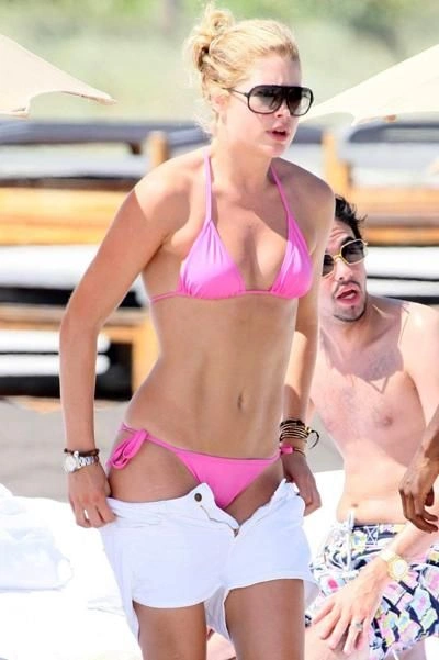 Сексуальні знаменитості в рожевих бікіні (47 фото) – фото 12