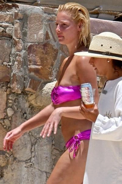 Сексуальні знаменитості в рожевих бікіні (47 фото) – фото 23