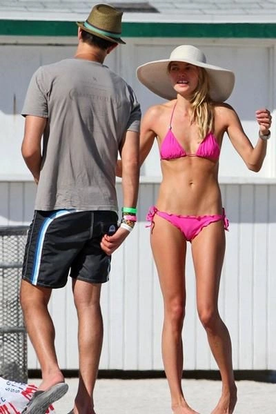 Сексуальні знаменитості в рожевих бікіні (47 фото) – фото 26