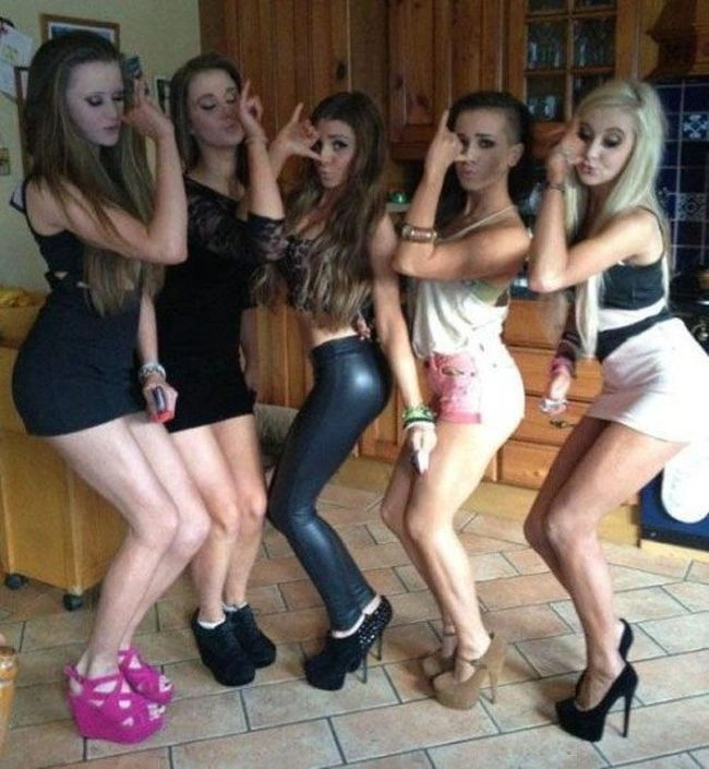 Сексуальні сукні на струнких дівчатах (50 фото) – фото 26