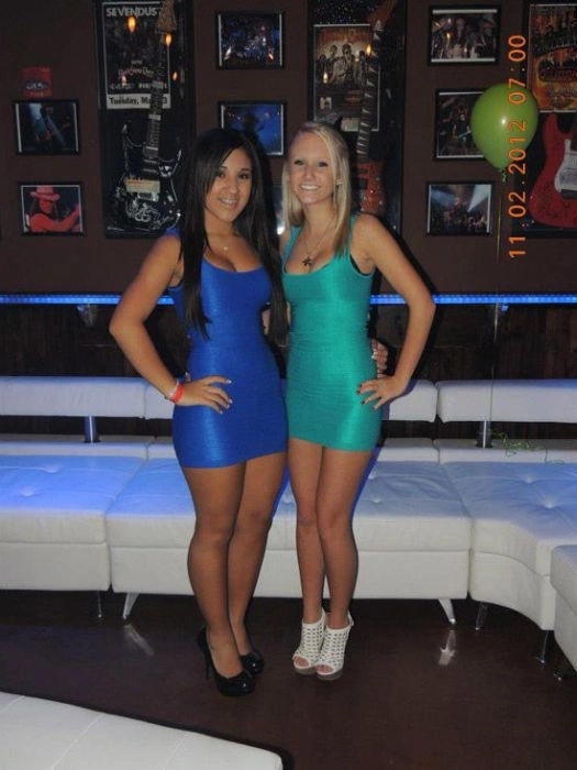 Сексуальні дівчата в облягаючих сукнях (52 фото) – фото 24