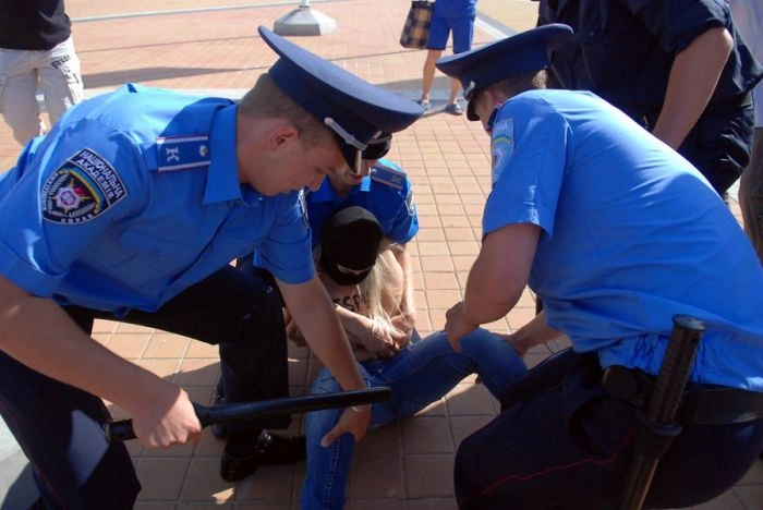 FEMEN проти Євро-2012 (33 фото + відео) – фото 1