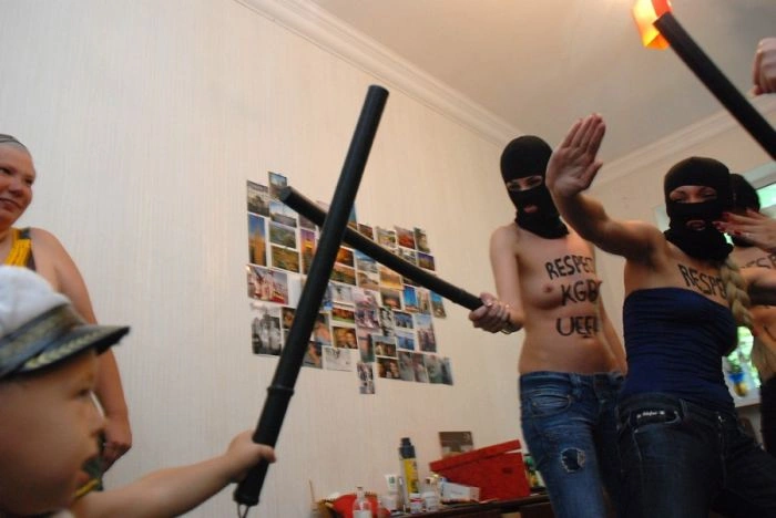 FEMEN проти Євро-2012 (33 фото + відео) – фото 4