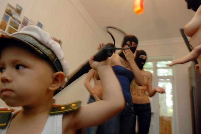 FEMEN проти Євро-2012 (33 фото + відео) – фото 5