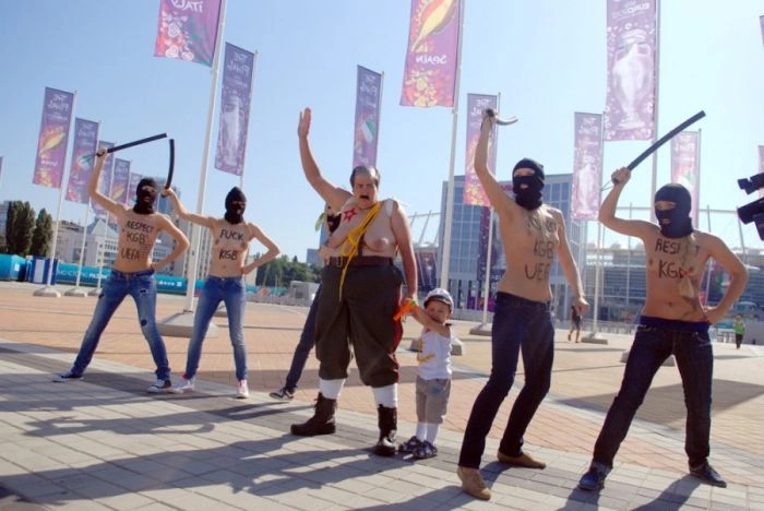 FEMEN проти Євро-2012 (33 фото + відео) – фото 8