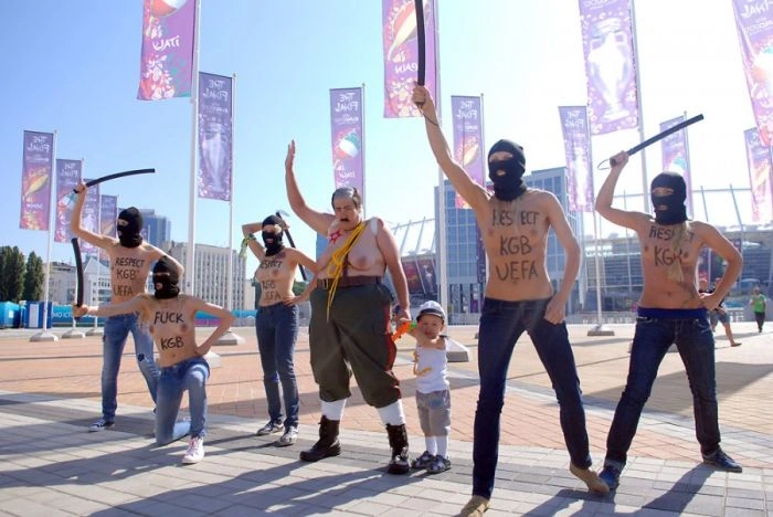 FEMEN проти Євро-2012 (33 фото + відео) – фото 9