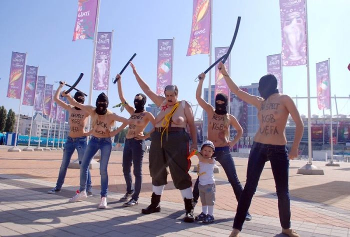 FEMEN проти Євро-2012 (33 фото + відео) – фото 10