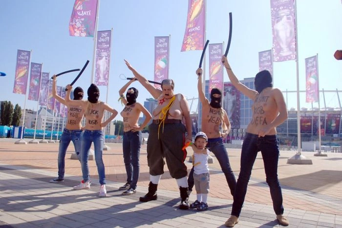 FEMEN проти Євро-2012 (33 фото + відео) – фото 11
