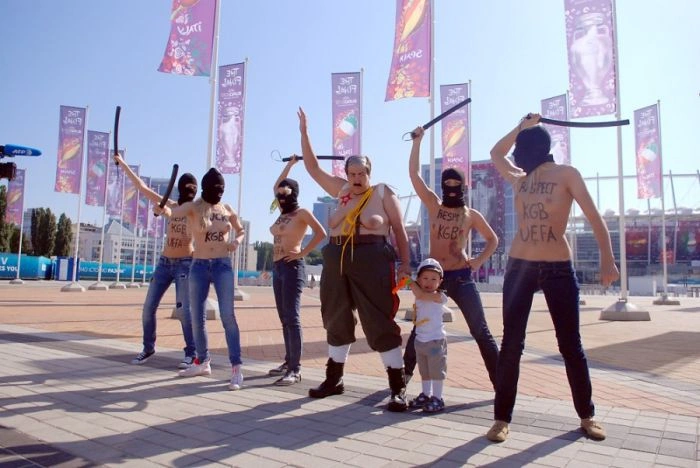 FEMEN проти Євро-2012 (33 фото + відео) – фото 12
