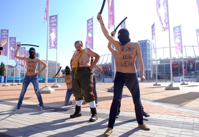 FEMEN проти Євро-2012 (33 фото + відео) – фото 14