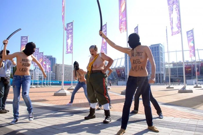 FEMEN проти Євро-2012 (33 фото + відео) – фото 15