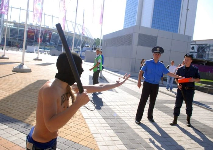 FEMEN проти Євро-2012 (33 фото + відео) – фото 17