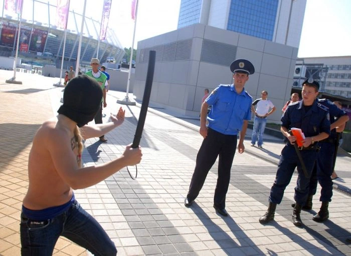 FEMEN проти Євро-2012 (33 фото + відео) – фото 18