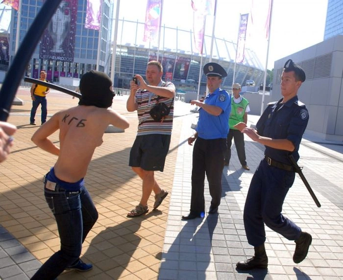 FEMEN проти Євро-2012 (33 фото + відео) – фото 19