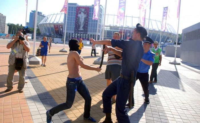 FEMEN проти Євро-2012 (33 фото + відео) – фото 20