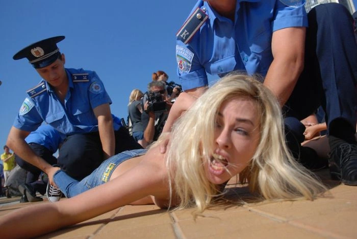 FEMEN проти Євро-2012 (33 фото + відео) – фото 23