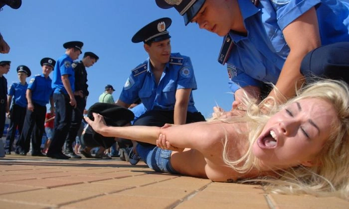 FEMEN проти Євро-2012 (33 фото + відео) – фото 24
