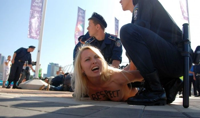 FEMEN проти Євро-2012 (33 фото + відео) – фото 25