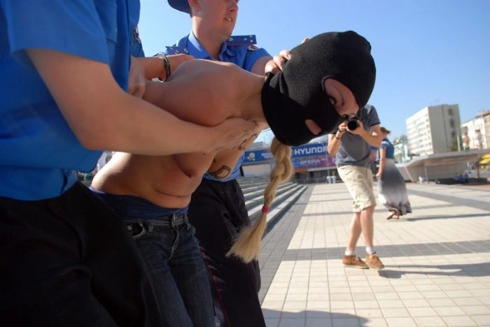 FEMEN проти Євро-2012 (33 фото + відео) – фото 28