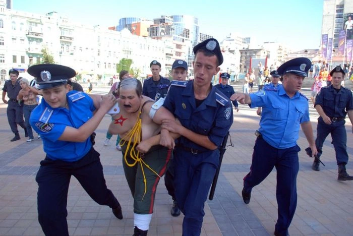 FEMEN проти Євро-2012 (33 фото + відео) – фото 30