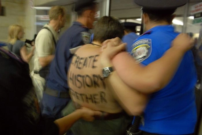 FEMEN проти Євро-2012 (33 фото + відео) – фото 31